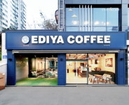 용량 키워 ‘메가’ 잡고 고급화로 ‘스벅’ 잡는다…판 흔드는 이 업체