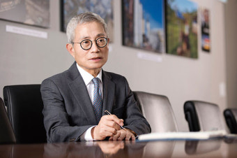 김웅기 글로벌세아 그룹 회장 | 의류제조에 제조업자개발생산(ODM) 최초 도입한 혁신 기업인 “衣·食·住 아우르는 생활문화기업 될 것”