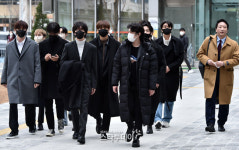 [포토]오메가엑스, 노변호사와 함께 첫 심문기일 출석