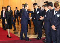 대표팀 만나 울컥한 尹 “제게 여러분은 월드컵 우승팀”