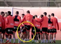 소속팀 복귀 이강인, 동료들에게 맞고 차이고…격한 ‘환영식’