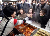 나홀로 대구 찾은 김건희 떡볶이 사먹고 급식봉사