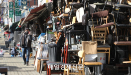 [포토]중고시장에 쌓인 식당 주방 용품들