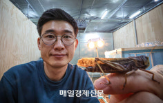 메뚜기 사육사 “예쁘게 생겼지요? 돈도 된답니다”