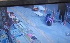 “무슨 잘못했길래”...노점 단속원, 채소 팔던 할머니 내동댕이 [영상]