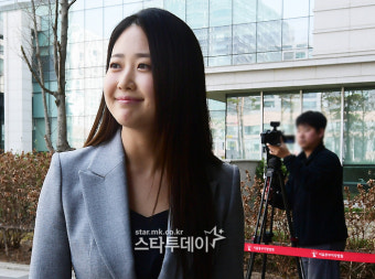 [포토] 증인 출석 김다예, 가볍게 미소