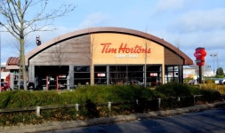 “이게 음료냐 위험물이지”…차 쏟아 화상 입은 캐나다 여성, 업체 고소