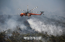 [포토] 인왕산 산불 진압하는 산림청 헬기