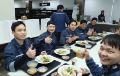 귀한몸 외국인 노동자…기도실에 할랄푸드 제공까지
