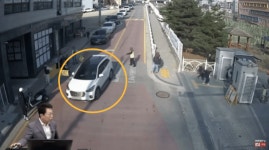 아무리 급해도...애들 많은 초등학교 건널목서 돌진한 차량 [영상]