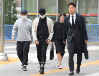 [포토] 변호인단과 법원 출석하는 신혜성