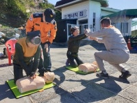 “언니 숨 쉬세요”…안전교육 배우는 제주해녀들