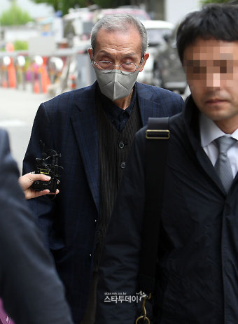 [포토]오영수, 강제추행 묵묵부답