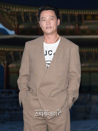 [포토] 이서진, 고궁 걷는 남자