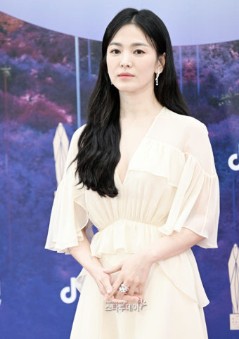 송혜교 “연진아 상탔어 나 오늘 되게 신나”[별별 사진집]