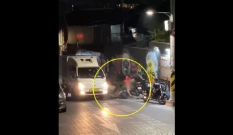 이태원 비탈길 보드 타고 질주…트럭에 부딪히고도 ‘깔깔’