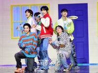 보이넥스트도어, ‘위버스콘’ 오프닝...“데뷔 12일만 꿈 이뤄”