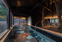버려진 목욕탕의 파격 변신…전시장에서 온천 즐기는 일본