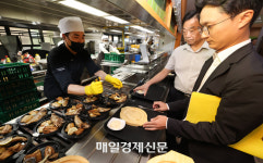 [포토] 수산물 배식받는 공무원들