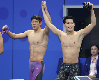 첫 출전에 딴 메달만 6개…‘물개’ 황선우 셀카에 김연경 우상혁 반응은