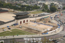 [포토] 서울 종로구 광화문 월대 복원 공사 현장의 마무리 공사가 한창