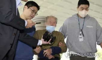 “국정원 직원이 연금 수령 막아”…용산 대통령실 앞 경찰관 2명 흉기로 찌른 70대