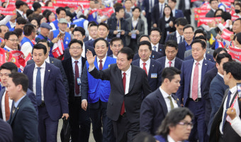 [포토] 바르게살기운동 전국회원대회 입장하는 윤대통령