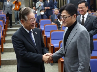 [포토] 더불어민주당 의원총회에서 악수하는 이재명 대표와 홍익표 원내대표