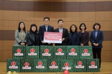 롯데마트, 강원도 호저초에 겨울나기 물품 전달