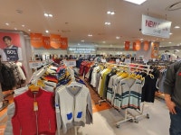 “아웃렛보다 더 싸다”…요즘 쇼핑객 몰린다는 ‘특별한 아웃렛’ 가보니 [르포]