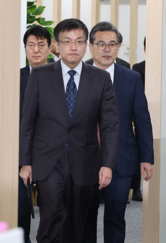 [포토] 간담회에 참석하는 최상목 경제부총리 후보자