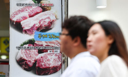 “삼겹살에 소주도 이젠 사치”…돼지고기 싸져도 외식가는 고공행진