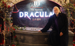 고딕 감성 살린 다크 로맨틱 뮤지컬 ‘드라큘라’... 10주년 맞아 방한한 크리스토퍼 햄프턴 작가 인터뷰