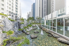 포스코이앤씨 충남 아산 더샵 센트로 자연 계곡 옮겨놓은듯한 조경 … 복층 카페서 여유 즐겨