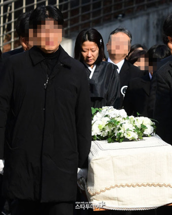 [포토]故 이선균 발인, 남편 보내는 전혜진