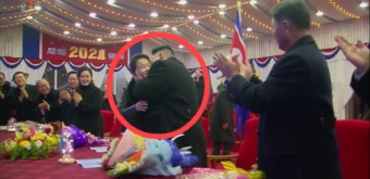 김정은, 딸 주애와 팔짱끼고 뽀뽀…간부들은 ‘물개박수’