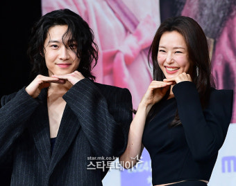 [포토] 이하늬·이종원, 꽃받침으로 포즈