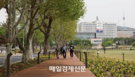 [단독] “이 좋은 곳 이제서야 쓰네”…벌써 17만명 왔다간 용산공원