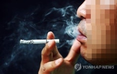 고기 손질하며 담배 뻑뻑, 손 씻지도 않아…충격받아 신고했더니 처분결과는?