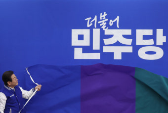 이재명, 민주당 상징 8년만에 바꿨다…그런데 색깔이 ‘퍼스널 컬러’? 野 “과도한 해석”