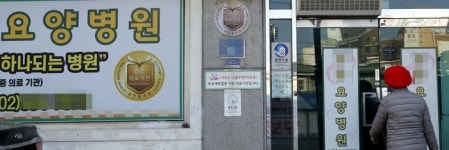 요양보호사가 치매 엄마 뺨 때려도…10명중 8명 “대안 없어” 발동동