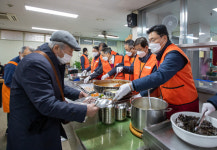 호반그룹 경영진, 까리따스 사랑의 식당서 떡국 나눔 봉사활동