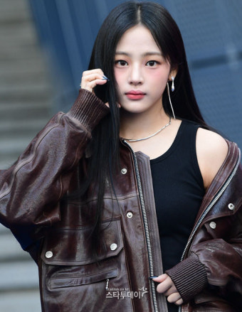 [포토]뉴진스 민지, 살짝 섹시하게