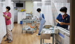 요양병원 간병인 매뉴얼 시급 … 꼼수 판치는 평가체계 바꿔야