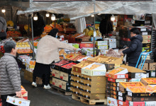 “조상님, 하나씩만 드시면 안 될까요”…사과·귤 값 1년 새 2배