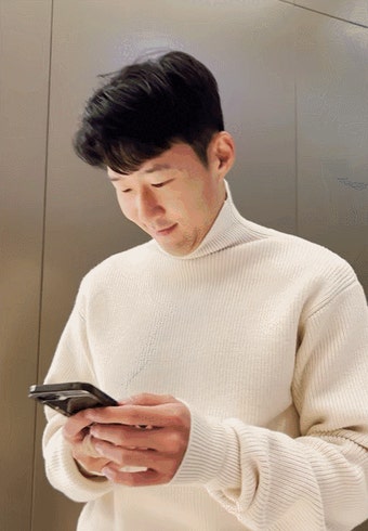 “악수할 때 조심, 아직 많이 아파”…손가락에 보호대 찬 손흥민 [영상]