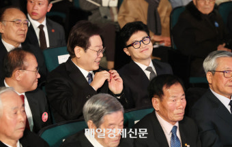 [포토] 웃으며 대화하는 한동훈과 이재명