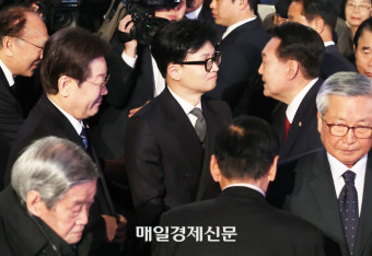 [포토] 한동훈 비대위원장과 인사하는 윤석열 대통령