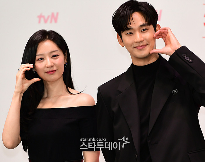 김수현, 김지원과의 럽스타그램 의혹 논란 속 TVN 눈물의 여왕 호흡