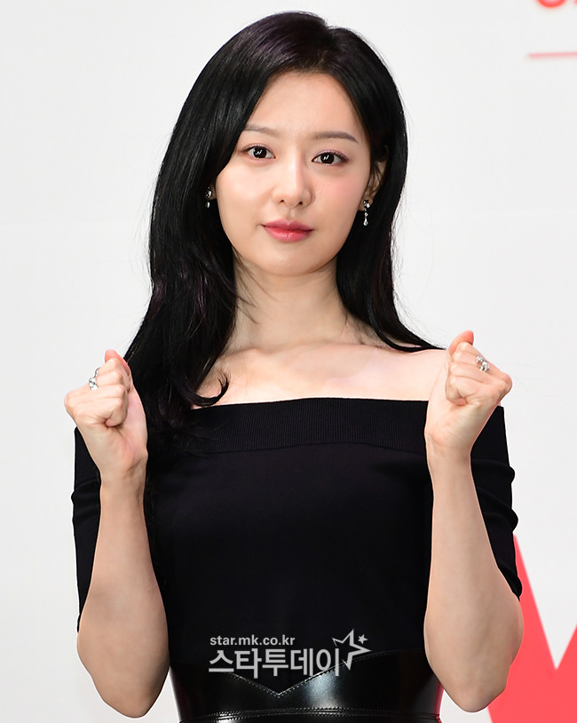 김지원, 필리핀 팬 미팅 성공적으로 마치고 귀국... 전해지는 화려한 미소와 카리스마